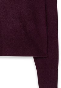 Burgundi spalvos megztinis su minkšta tekstūra, apvalia kaklo iškirpte ir raštuotais rankogaliais bei apačia. Audinys atrodo lengvas ir yra šiek tiek pūkuotas.