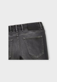 Jean en denim gris avec une coupe droite, deux poches arrière et une pièce en cuir noir à la taille. Le tissu a une texture lisse.