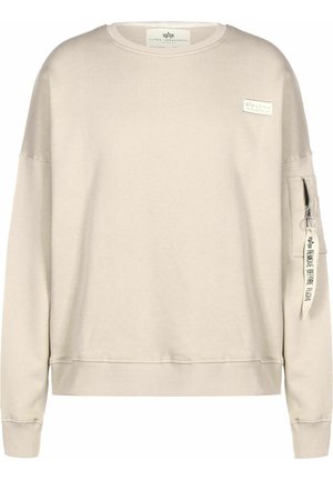 Sweatshirt beige avec un col rond, des poignets et un ourlet côtelés. Présente un patch sur la poitrine et une poche zippée sur la manche avec une étiquette.