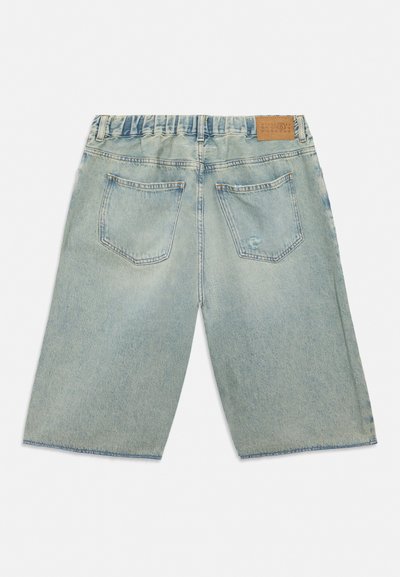 Svetlomodré rifle šortky s elastickým pásom, dvoma vreckami vzadu, miernym opotrebovaním na pravom vrecku a koženou nášivkou značky na páse.