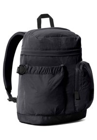 Zwarte rugzak met een ronde bovenkant, verstelbare gewatteerde schouderbanden, meerdere ritszakken en een gestructureerde stof voor duurzaamheid.