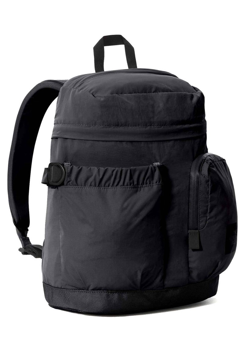 Zwarte rugzak met een ronde bovenkant, verstelbare gewatteerde schouderbanden, meerdere ritszakken en een gestructureerde stof voor duurzaamheid.