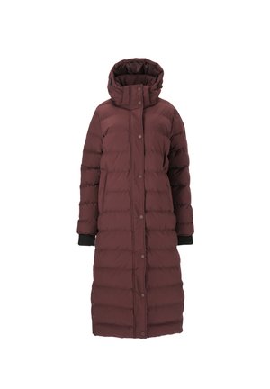 Bordeaux pufferjakke med hætte, lang længde, trykknaplukning foran og sorte strikkede manchetter. Har et quiltet design til isolering.