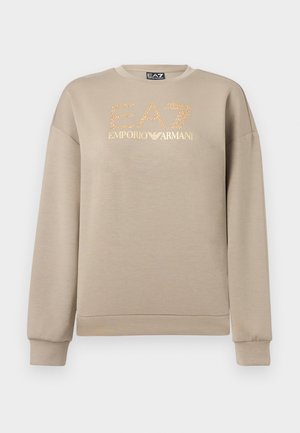 Beiger Sweatshirt mit langen Ärmeln, vorne mit goldglänzendem "EA7"-Schriftzug und goldenem "EMPORIO ARMANI"-Logo bedruckt.