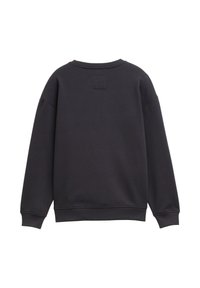 Sweatshirt gris foncé avec un col rond, des épaules tombantes et des poignets côtelés. Présente un petit patch carré sur le haut du dos.