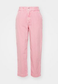 Pantalones rectos de color rosa claro con cintura elástica, botón frontal, cierre de cremallera y bolsillos laterales sobre un fondo blanco.