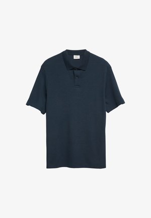 Granatowa koszulka polo z krótkim rękawem, z patką na dwa guziki i prążkowaną teksturą, ułożona płasko na białym tle.