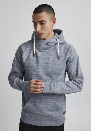 Sudaderas con capucha en un tejido gris jaspeado, que cuentan con un cuello alto, cordones blancos y un bolsillo tipo canguro delantero.