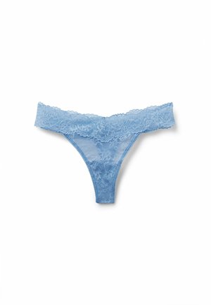 Lichtblauwe kanten string met bloemenpatroon en getande tailleband op een witte achtergrond.