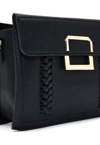 Zwarte leren tas met een textuur oppervlak, voorzien van een gevlochten accent en een gouden rechthoekige metalen detail op de klep sluiting.