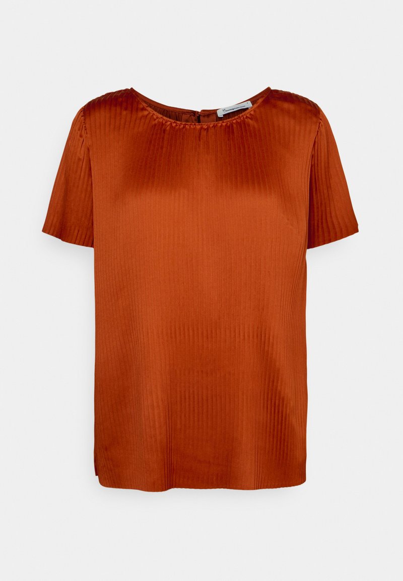 Blusa curta de mangas em cetim de um rico laranja queimado, apresentando um decote redondo e uma textura de pregas verticais. Detalhe de fecho nas costas visível.