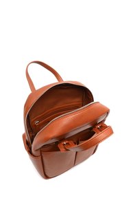 Sac à dos en cuir marron avec une texture lisse, comportant un compartiment principal zippé, une poche frontale et une courte poignée.