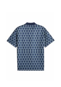 Polo à manches courtes de couleur bleu marine avec un motif géométrique texturé en bleu clair. Il dispose d'un col classique et d'un tissu respirant.