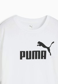 Hvid bomulds T-shirt med et stort sort "PUMA" logo og en springende sort pumasilhuet over teksten. Rund halsudskæring.