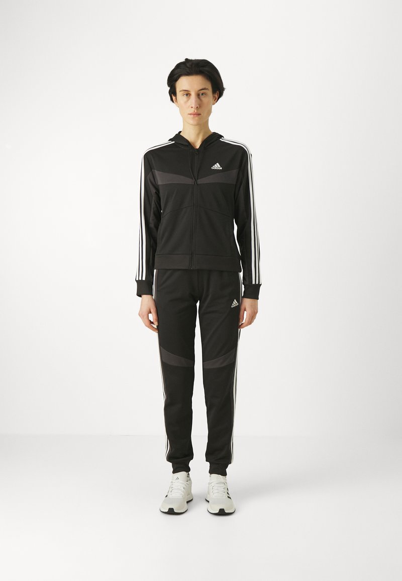 adidas Sportswear - BOLDBLOCK TRACKSUIT SET - Tuta - black/white, Ingrandire