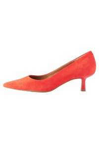 Červené semišové lodičky s špičatou špičkou a nízkým podpatkem. Mají hladký povrch a otevřený design v oblasti nártu. Minimalistický styl s klasickou siluetou.
