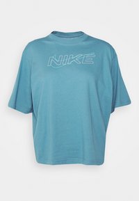 Sininen lyhythihainen Nike-tyylipaita, jossa on valkoisella reunustettu Nike-logo ja swoosh rinnassa.