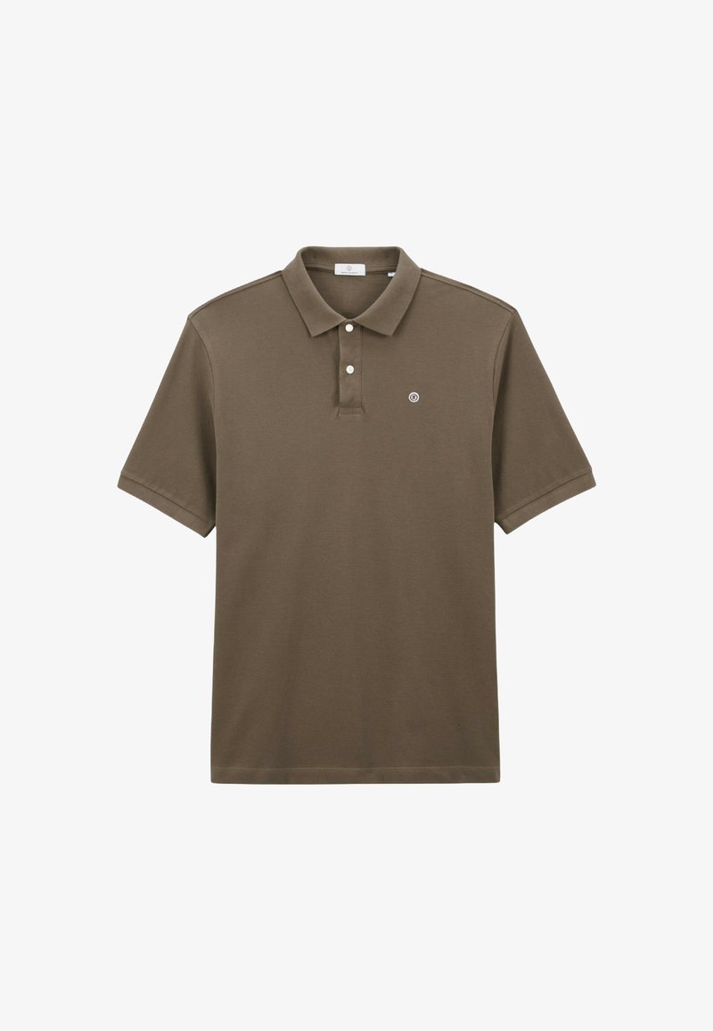 Polo marron avec un col et une patte de boutonnage à trois boutons. Fabriqué en tissu lisse et texturé, avec un logo circulaire sur la poitrine.