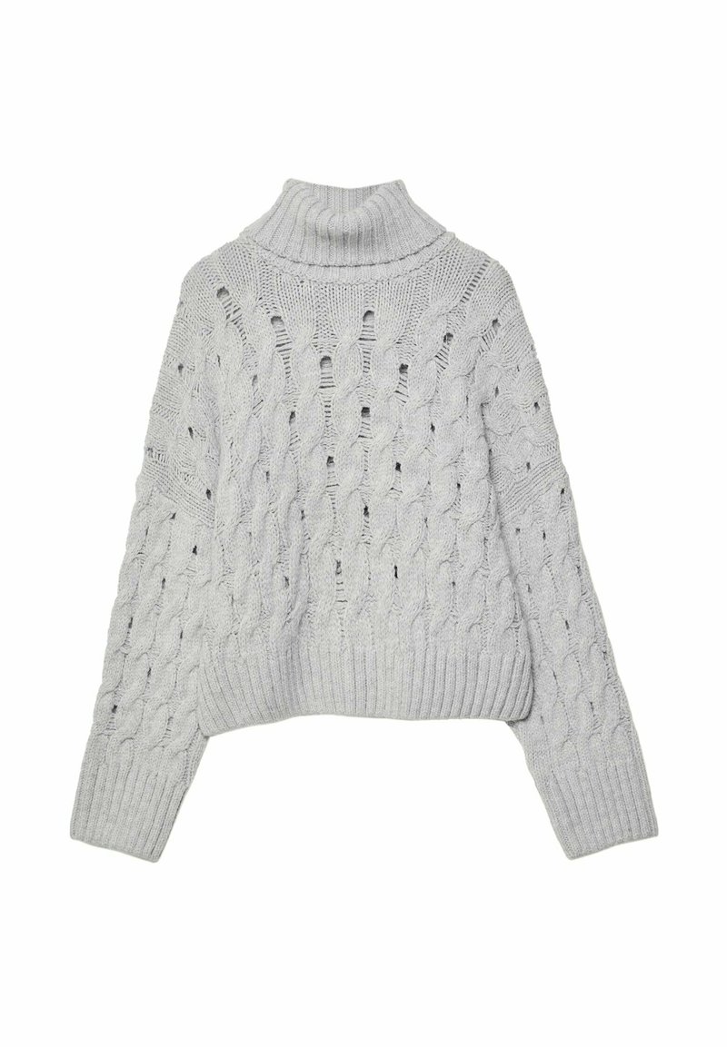 Maglione grigio chiaro, lavorato a maglia grossa, con colletto alto a dolcevita, caratterizzato da un motivo a cavo aperto e bordo e polsini a coste.
