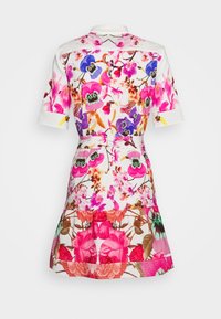 Sukienka z krótkim rękawem, z kolorowym kwiatowym wzorem w odcieniach różu, niebieskiego i fioletowego na białym tle, z rozkloszowaną spódnicą i dopasowaną talią.