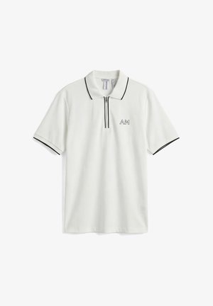 Polo blanc à manches courtes avec bordures noires sur le col et les manches, fermeture éclair à l'avant, et logo "AM" sur le côté gauche de la poitrine.