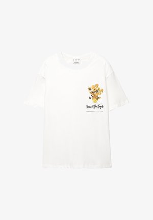Witte katoenen T-shirt met een afdruk van een boeket gele bloemen in een vaas op de voorkant, samen met de tekst "Vincent Van Gogh".