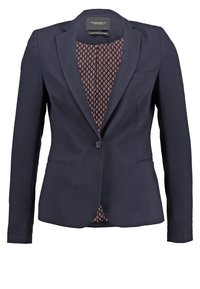 Námořnická blejzr vyrobená z hladké tkaniny s dlouhými rukávy, zapínání na jeden knoflík a vzorovanou vínovou podšívkou. Obsahuje náprsní kapsu.