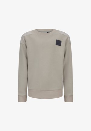 Felpa beige chiaro con collo rotondo, maniche lunghe e una texture in tessuto liscio. I dettagli notevoli includono un logo a patch scuro sul petto.