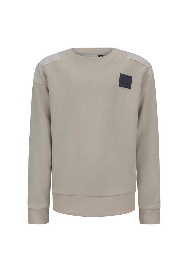 Felpa beige chiaro con collo rotondo, maniche lunghe e una texture in tessuto liscio. I dettagli notevoli includono un logo a patch scuro sul petto.