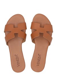 Brune læderslidesandaler med brede stropper og udskæringsdesign, der har en flad sål og polstret fodseng med et brandlogo.