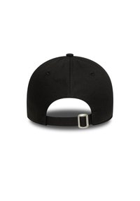 Fekete baseball sapka sima anyagú kivitelben, ívelt szélekkel, hátul állítható hevederrel, fémből készült csattal és varrat nélküli dizájnnal.