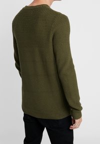 YOURTURN Stickad tröja - olive