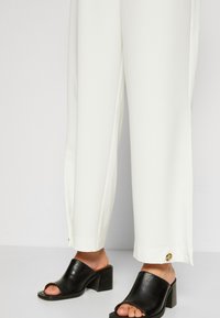 b.young by Zalando BUTTON PANTS - Püksid - marshmallow