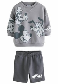 Harmaa Disney-teemainen huppari, jossa on sarjakuvahahmoja, ja matching-harmaat shortsit, joissa on elastinen vyötärö ja valkoinen logo-ylitys.