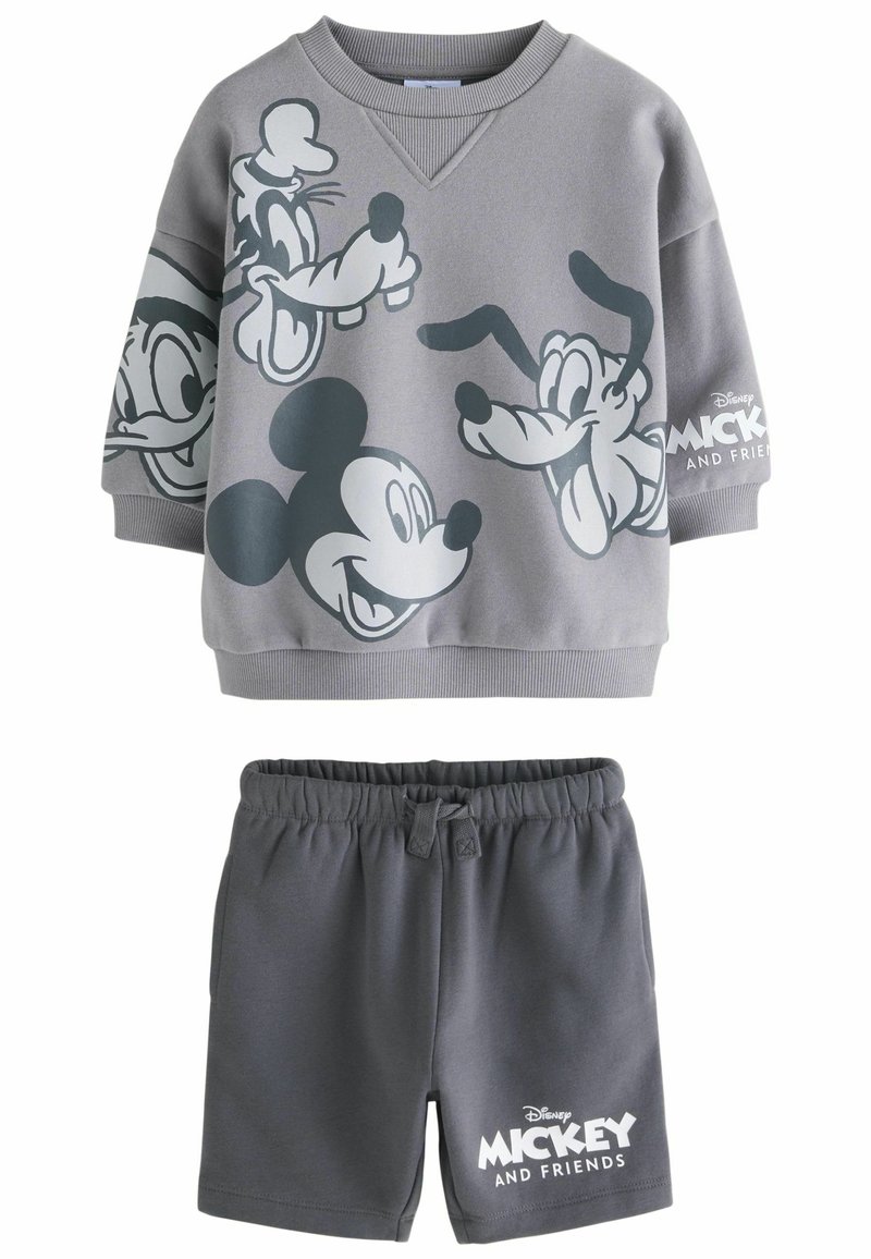 Harmaa Disney-teemainen huppari, jossa on sarjakuvahahmoja, ja matching-harmaat shortsit, joissa on elastinen vyötärö ja valkoinen logo-ylitys.