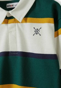 Polo shirt van katoen met groene, witte, gele en marineblauwe strepen; heeft een kraag en een geborduurd logo met gekruiste pijlen.