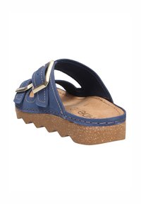 Blauwe synthetische schuifslipper met een dikke kurken zool, voorzien van een gouden gesp en gelaagd ontwerp, een gladde textuur en een zigzagrand.