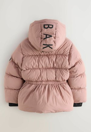 Helle rosa Daunenjacke mit Kapuze, elastischem Saum und schwarzem Aufdruck "BAKER" auf der Rückseite der Kapuze.