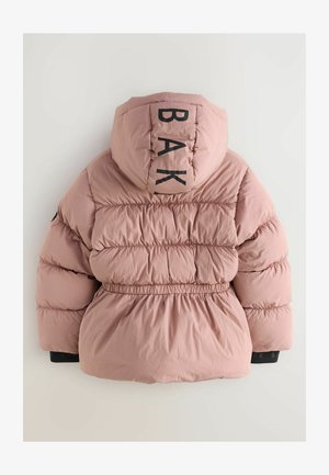 Gaiši rozā pūkainā jaka ar kapuci, elastīgu jostu un melnu uzrakstu "BAKER" uz kapuces aizmugurē.