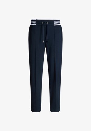 Pantaloni jogger blu navy con cintura a righe bianche, chiusura con cordoncino e due pieghe frontali, realizzati in un morbido blend di cotone.