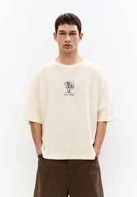 PULL&BEAR - TEXTURED VASE GRAPHIC - Print T-shirt - beige Thumbnail Image 1