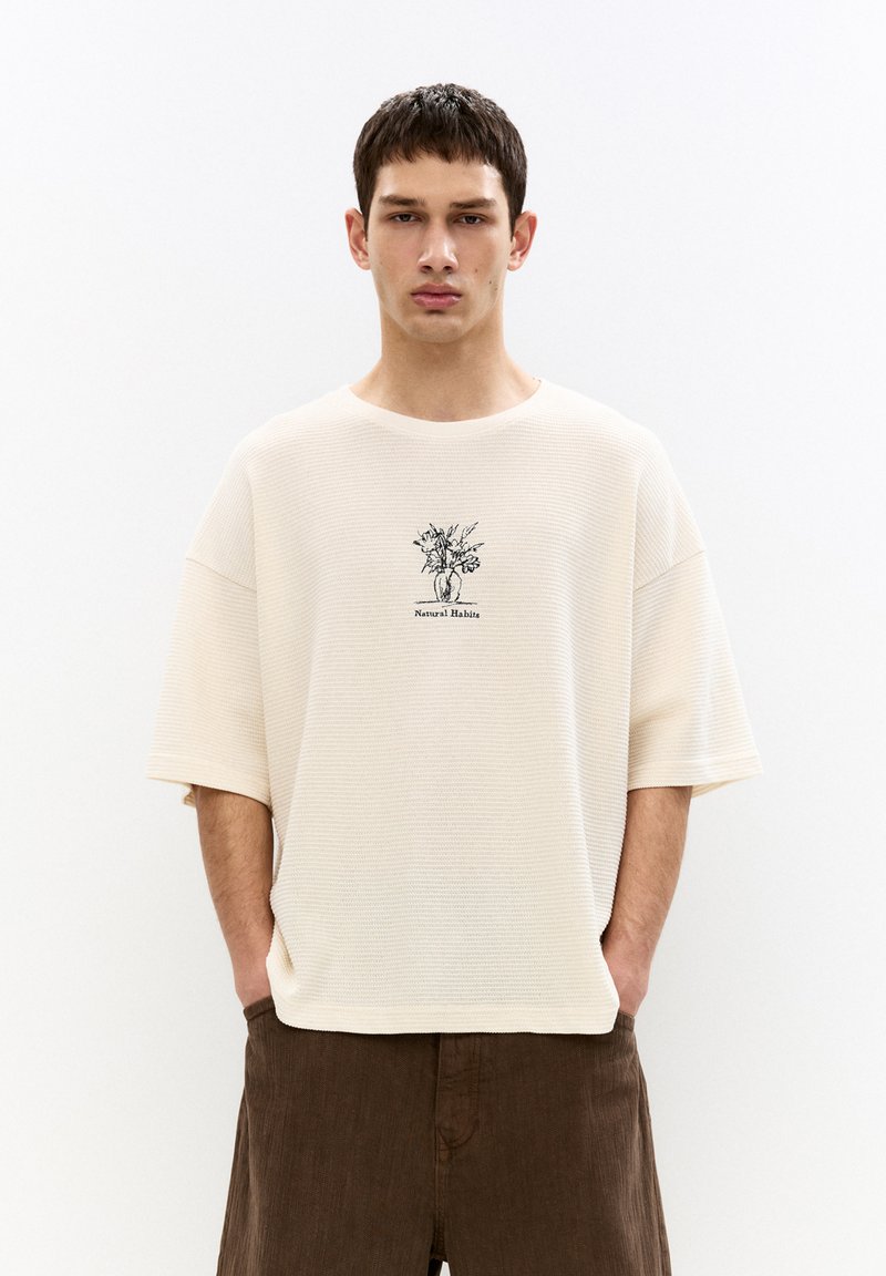 PULL&BEAR - TEXTURED VASE GRAPHIC - Print T-shirt - beige, Enlarge
