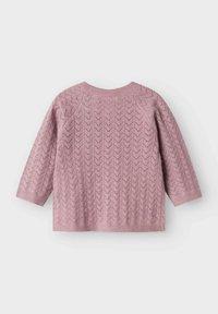 Gaiši rozā adīta džemperis ar chevron rakstu, trīs ceturtdaļu piedurknēm un ribinātu apkakli un apakšējo malu. Tekstūrēta auduma detaļas.