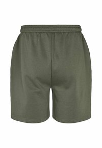 Pantaloni scurți casual verde măsliniu cu talie elastică și buzunare laterale, expuși pe un fundal alb simplu.