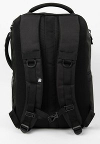 Zwarte rugzak met een gepolsterde mesh achterkant, verstelbare bandjes en kunststof beslag. Bevat een handvat bovenop en zijvakken voor opslag.