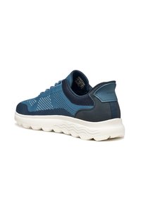 Dunkelblauer Sneaker mit atmungsaktivem Mesh-Obermaterial, detaillierter Nahtführung und einer leichten, strukturierten weißen Sohle mit Wellendesign.