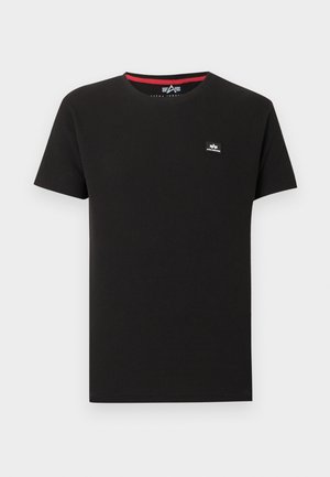 Schwarzes, kurzärmliges, geripptes T-Shirt mit rundem Ausschnitt und kleinem rechteckigem Logo-Patch auf der linken Brust.