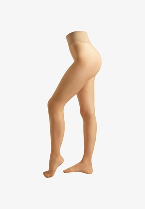 Weibliche Beine in transparenten hautfarbenen Strumpfhosen, stehend mit einem Fuß flach auf dem Boden und dem anderen auf den Zehen, vor weißem Hintergrund.