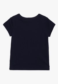 Navy blauwe t-shirt met korte mouwen, voorzien van een ronde halslijn en een gladde katoenen textuur. Eenvoudig ontwerp zonder patronen of versieringen.