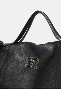 Borsa a mano in pelle nera con superficie texturizzata, doppio manico e un accentuato logo dorato visibile sulla parte anteriore. Chiusura a zip visibile.